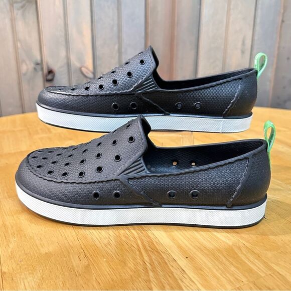 Kids Sanuk slip on beach shoes size 5-the ease of Crocs, without the clunkiness! - Picture 2 of 6